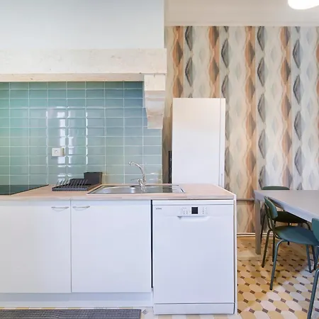 & In Marques De Pombal, 1min Metro Guest house Lisbon