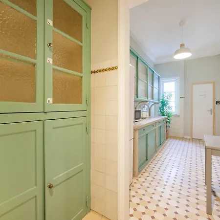 & In Marques De Pombal, 1min Metro Guest house