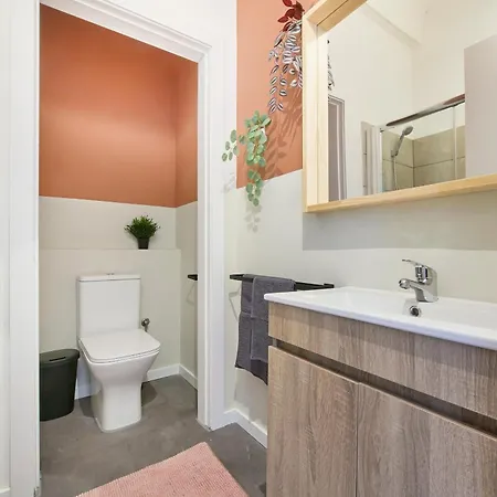 & In Marques De Pombal, 1min Metro Guest house