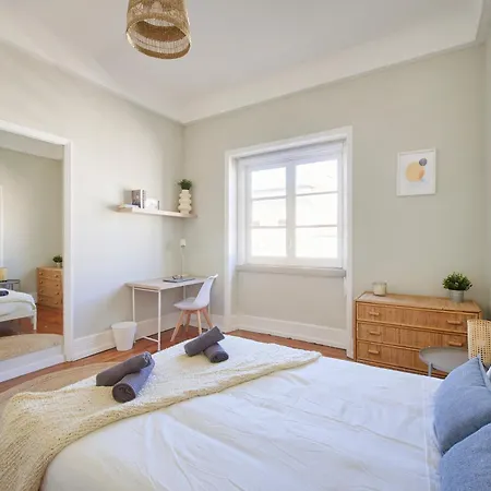 & In Marques De Pombal, 1min Metro Guest house *