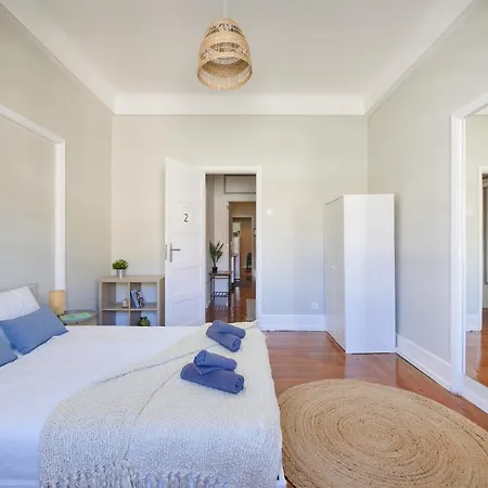 & In Marques De Pombal, 1min Metro Guest house