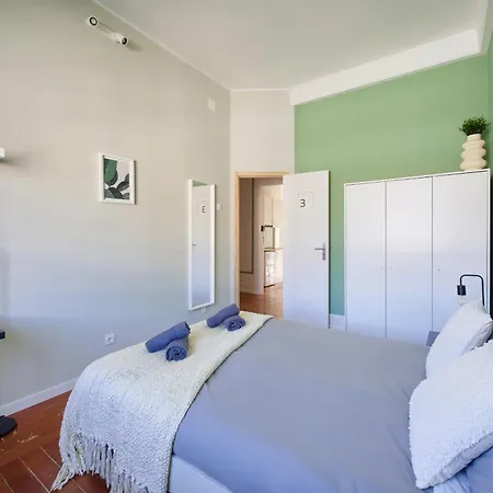 & In Marques De Pombal, 1min Metro Guest house