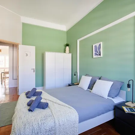 & In Marques De Pombal, 1min Metro Guest house