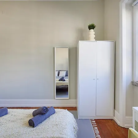 & In Marques De Pombal, 1min Metro Guest house Lisbon