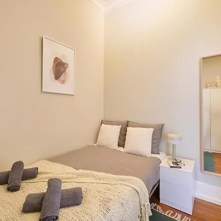 & In Marques De Pombal, 1min Metro Guest house Lisbon