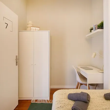 & In Marques De Pombal, 1min Metro Guest house Lisbon