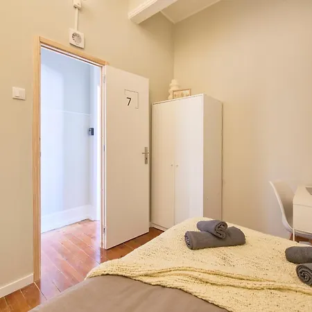 & In Marques De Pombal, 1min Metro Guest house *