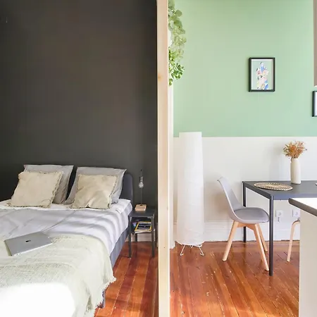 & In Marques De Pombal, 1min Metro Guest house *