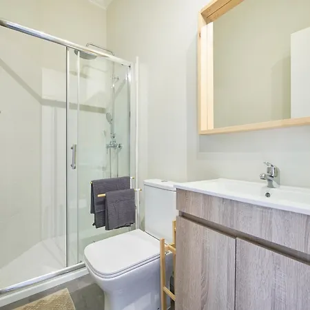 Guest house & In Marques De Pombal, 1min Metro Lisbon