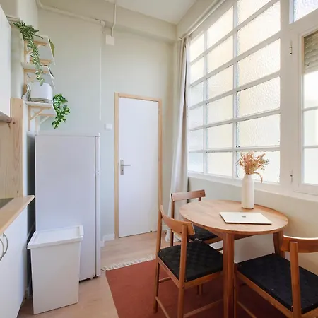 Guest house & In Marques De Pombal, 1min Metro Lisbon