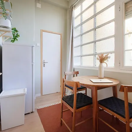 & In Marques De Pombal, 1min Metro Guest house